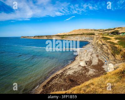 Kimmeridge Bay, eine beliebte Attraktion an Dorsets Jurassic Coast, mit Kriegsvorbereitungen und interessanter Geologie. Stockfoto