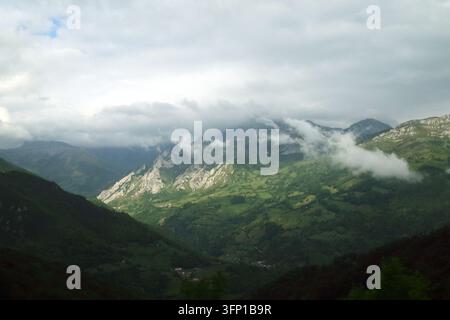 Die Picos de Europa sind ein Gebirgsmassiv im Norden Spaniens, das einen Teil des zentralen Abschnitts der Kantabrischen Berge bildet. Stockfoto