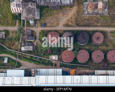 Luftbild der Sahyadri-Genossenschaftszuckerfabrik mit großen runden Lagertanks und Industriegebäuden in Yeshwantnagar, Maharashtra, Indien. Stockfoto