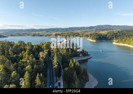 Luftaufnahme von Niedzica-Schloss auf einem Hügel mit Blick auf den Czorsztyn-See, umgeben von dichten Wäldern und sanften Bergen in Niedzica, Malopolsk Stockfoto