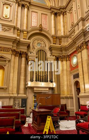 Philadelphia, Vereinigte Staaten - 29. August 2026: Vertikale Ansicht einer goldenen Orgel, geriffelter Marmorsäulen und eines geschnitzten Podiums in der Renaissance-Halle. Stockfoto