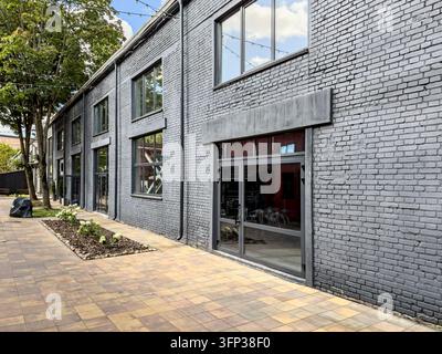 ehemalige Industriefabrik, die in Geschäftsgebäude umgewandelt wurde. Außenansicht. Stockfoto