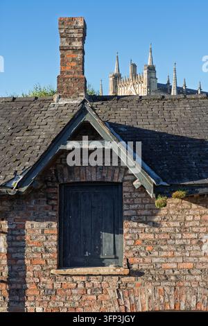 Dachblick über York von den Stadtmauern mit der Kathedrale in der Ferne Stockfoto