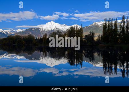 Schneebedeckte Bergkette, die sich in einem ruhigen Spiegelsee spiegelt, Schweiz Stockfoto