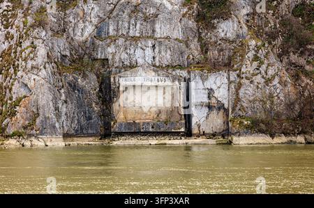Tabula Traiana (Trajansplakette) eine antike römische Gedenkplakette, in die Felswand gemeißelt, Donau im Đerdap-Graben (Eiserner Tor) in Serbien Stockfoto