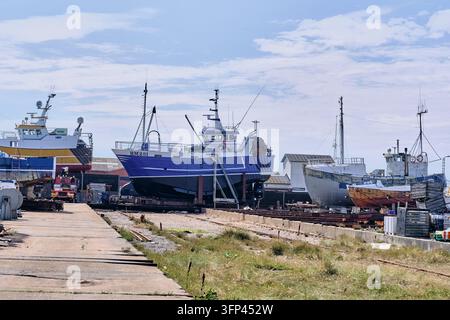 Hanstholm, Dänemark - 9. August 2026: Fischereischiffe auf den Docks zur Reparatur im shipyard, maritime Industrie und gewerbliche Schifffahrtslogistik Stockfoto