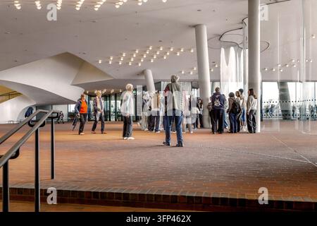 HAMBURG, DEUTSCHLAND - 22. SEPTEMBER 2025: Dies sind unbekannte Besucher in der Halle der Elbphilharmonie. Stockfoto