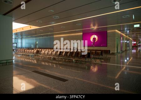 Doha, Katar - 5. Oktober 2026: Leere Sitze an einem Abflugtor in einem modernen Flughafen Doha Katar Stockfoto
