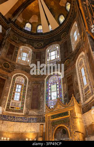 Türkei, Istanbul 2022 08 19: Niedrige vertikale Ansicht des Innenraums der Hagia Sophia, die die große Kuppel, kunstvolle Kalligrafie-Rondelle und farbenfrohe Glasmalereien zeigt Stockfoto