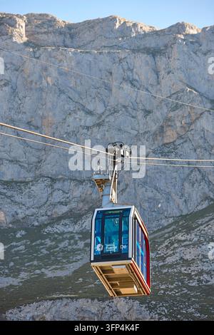 Seilbahn umgeben von Picos de Europa. Fuente De. Kantabrien, Spanien Stockfoto