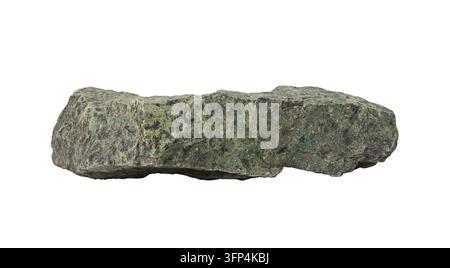 Isolierter rauer Naturstein Serpentin mit länglicher unregelmäßiger Form und dunkelgrün-grauer texturierter Oberfläche auf weißem Hintergrund. Detaillierte geologische Beschreibung Stockfoto