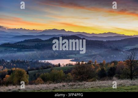 See Czorsztyn am Ufer nahe dem Dorf Niedzica in Nordpolen bei Sonnenuntergang im Herbst Stockfoto