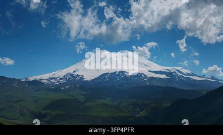 Wunderschöne Aussicht auf den Berg Elbrus und Wolken, Nördlicher Kaukasus, Russland Stockfoto