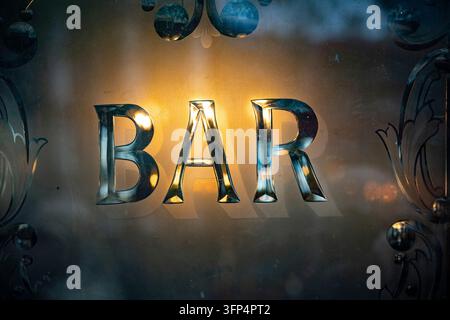 Ein britisches Pub-Fenster mit dem Wort Bar, vor einem traditionellen Londoner Pub, Großbritannien Stockfoto