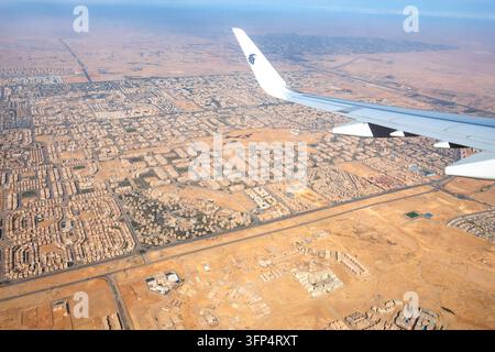 Luftbild von Kairo, Ägypten, fotografiert von einem EgyptAir Airbus A330 während eines Fluges von Luxor nach Kairo im Jahr 2024. Stockfoto