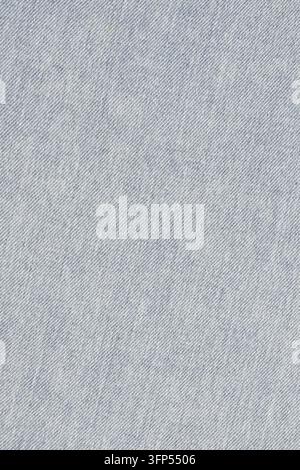 Hellblaue Denimstofftextur. Nahaufnahme von klassischem stonewashed Jeansmaterial. Strapazierfähiger gewebter Baumwollstoff als Hintergrund für Modedesign, Textilpa Stockfoto