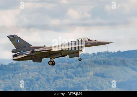 Ostrava, Tschechische Republik - 19. Sep 2026: Griechisches Luftwaffen-F-16-Kampfflugzeug mit der Nummer 533 nähert sich mit ausgefahrenem Fahrwerk während der NATO-Tage 2026 Stockfoto
