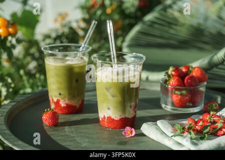 Erdbeer-Matcha-Lattes mit frischen Beeren im Sommergarten Stockfoto