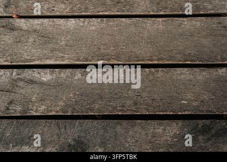 Oberblick Flachlayout-Fotografie von dunklen, verwitterten und gealterten Holzbrettern, die rustikale Texturen, Risse und natürliche Maserung zeigen. Ideal für Hintergrunddesign Stockfoto