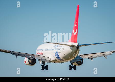 Ostrava, Tschechische Republik - 19. Sep 2026: Rückansicht der HelloJets Boeing 737-800 YR-HLB mit rotem lächelndem Heck im Endanflug Stockfoto