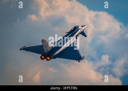 Ostrava, Tschechische Republik - 19. Sep 2026: Italienische Luftwaffe Eurofighter Typhoon 51-52 steigt mit eingeschalteten Nachbrennern während einer Flugvorführung bei den NATO-Tagen auf Stockfoto