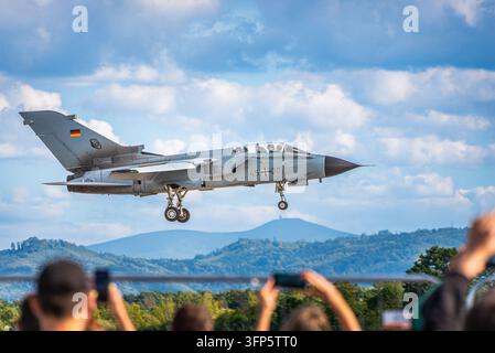 Ostrava, Tschechische Republik - 19. Sep. 2026: Zuschauer mit Handys fotografieren die Panavia Tornado 45+20 der Deutschen Luftwaffe, die bei den NATO-Tagen 2026 landet Stockfoto