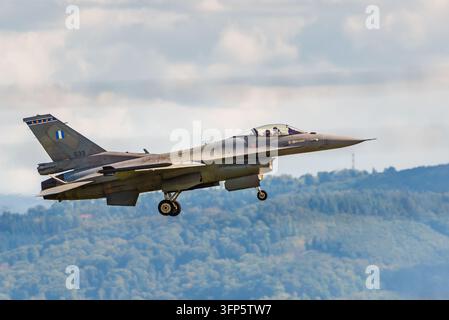 Ostrava, Tschechische Republik - 19. Sep 2026: Griechisches Luftwaffen-F-16-Kampfflugzeug mit der Nummer 533 nähert sich mit ausgefahrenem Fahrwerk während der NATO-Tage 2026 Stockfoto