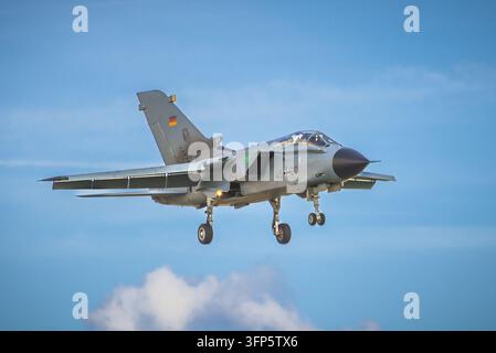 Ostrava, Tschechische Republik – 19. Sep. 2026: Deutsche Luftwaffe Panavia Tornado 45+20 nähert sich mit ausgefahrenem Fahrwerk und eingeschalteten Lichtern bei den NATO-Tagen 2026 Stockfoto