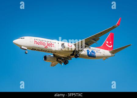 Ostrava, Tschechische Republik - 19. Sep 2026: HelloJets Boeing 737-800 mit Kennzeichen YR-HLB im Endanflug mit ausgefahrenem Fahrwerk Stockfoto
