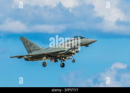 Ostrava, Tschechische Republik - 19. Sep. 2026: Italienische Luftwaffe Eurofighter Typhoon 51-52 nähert sich mit ausgefahrenem Fahrwerk bei den NATO-Tagen 2026 Stockfoto