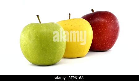 Drei frische Äpfel in Grün, Gelb und Rot auf einem weißen Hintergrund, gesunde Obststilleben Stockfoto