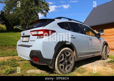 ZYWIEC, POLEN - 28. JUNI 2020: Subaru XV (Crosstrek) Crossover 4x4 Geländewagen parkt in einem ländlichen Gebiet in Polen. Stockfoto