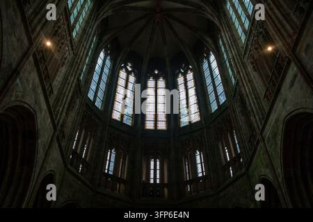 Aufblick zu den Rippengewölben, dem Obergaden und den Buntglasfenstern des gotischen Chors in der Abteikirche der Abtei Mont-Saint-Michel in Le Mont-S Stockfoto
