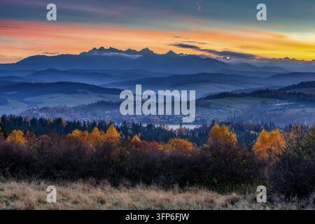 See Czorsztyn am Ufer nahe dem Dorf Niedzica in Nordpolen bei Sonnenuntergang im Herbst Stockfoto