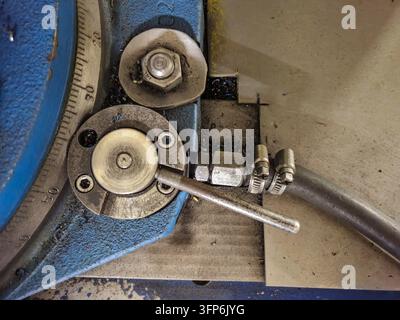 Nahaufnahme eines präzisen Metallmaschinenteils mit verschiedenen Komponenten. Stockfoto