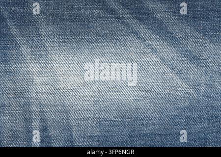 Blaue Denimstofftextur mit abgenutztem Muster. Grunge-Textiloberflächenhintergrund, der Baumwollwebdetails zeigt. Design-Element für Freizeitkleidungsmaterial f Stockfoto