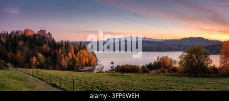 See Czorsztyn am Ufer nahe dem Dorf Niedzica in Nordpolen bei Sonnenuntergang im Herbst Stockfoto