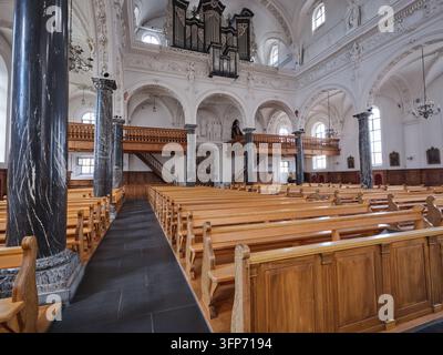 Die frühbarocke Pfarrkirche St. Peter und Paul mit romanischem Glockenturm in Stans, Schweiz Stockfoto
