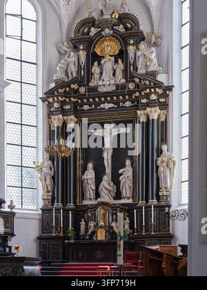 Die frühbarocke Pfarrkirche St. Peter und Paul mit romanischem Glockenturm in Stans, Schweiz Stockfoto