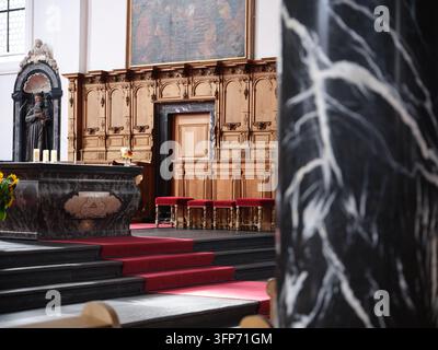 Die frühbarocke Pfarrkirche St. Peter und Paul mit romanischem Glockenturm in Stans, Schweiz Stockfoto