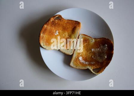 Nahaufnahme von goldbraunem Toast mit schmelzender Butter Stockfoto
