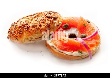 LOX, Räucherlachs, Bagel, mit Frischkäse und Zwiebeln, Kapern und Dill, auf weißem Hintergrund, isoliert Stockfoto