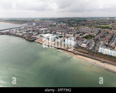 Luftbild-Panoramablick von der Nordsee auf die Skyline der Stadt Bridlington mit Blick auf den Hafen und die Stadt vom Nordstrand aus an einem se Stockfoto