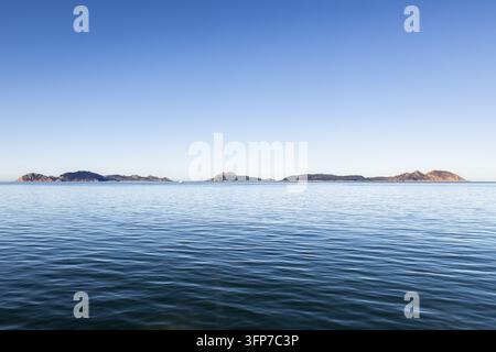 Panoramablick auf den Sonnenaufgang im Naturpark der Cies-Inseln vom Atlantischen Ozean aus in Galizien, Spanien Stockfoto