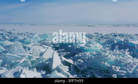 Luftbild von riesigen Eisbergen am Baikalsee, Russland Stockfoto