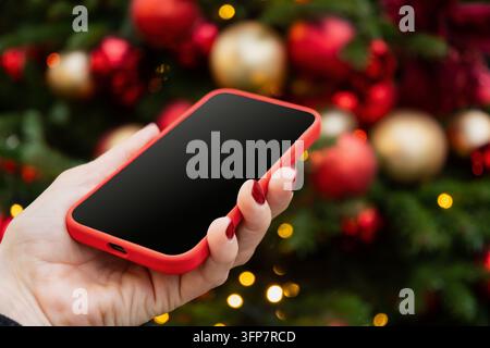 Weihnachts-Smartphone-Mockup mit leerem weißem Bildschirm Stockfoto