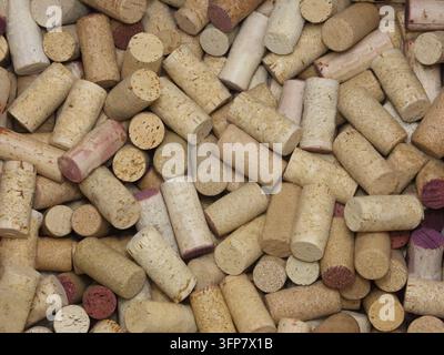 Eine große Sammlung natürlicher Korken, die von verschiedenen Nuancen und Arten von Wein gefärbt sind, ist in einem losen Haufen gezeigt. Stockfoto