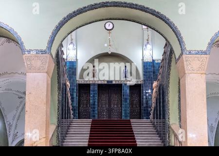 Große Treppe mit rotem Teppich, ikonisches Beispiel für Jugendstilarchitektur, Städtisches Rathaus oder Gradska kuća, Subotica, Serbien Jugendstil Stockfoto