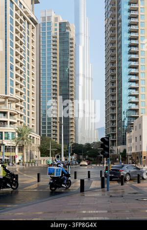 Dubai, UAE - 5. Februar 2026. Breite leere Straße in Downtown Dubai mit modernen Türmen und dem ikonischen Burj Khalifa, zeigt ruhiges Stadtleben, Ordnung und Stockfoto