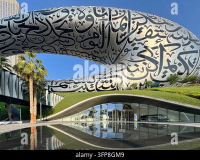 Dubai, VAE - 28. Oktober 2025. Atemberaubender Blick auf den Eingang des Museums der Zukunft, eine unverzichtbare Attraktion für jeden Besucher Dubais, die seine Stockfoto